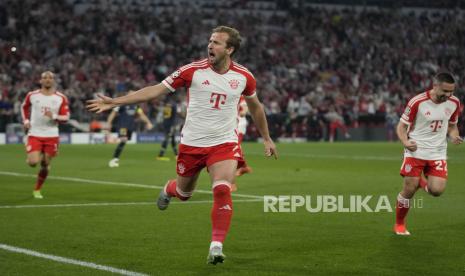 Striker Bayern Harry Kane seusai mencetak gol ke gawang Madrid. 