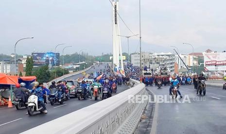 Ribuan buruh memblokade jalan layang Pasopati yang saat ini disebut Jalan Mochtar Kusumaatmadja dan Jalan Pasteur, Kota Bandung, Kamis (30/11/2023). Mereka kecewa karena Pj Gubernur Jabar Bey Machmudin lebih memilih menerapkan PP 51 dibandingkan menyerap aspirasi buruh. 