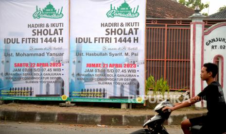 Dua baliho pengumuman ajakan Shalat Idul Fitri terpasang di Manukan, Condongcatur, Sleman, Yogyakarta, Selasa (18/4/2023). Yang unik bahwa dua baliho ini memiliki dua tanggal berbeda untuk pelaksanaan Shalat Ied 1444 H yakni Jumat (21/4/2023) dan Sabtu (22/4/2023) lengkap dengan dua nama imam. Namun, lokasi shalat dilaksanakan sama yakni di Lapangan Sepakbola Ganjuran, Manukan, Condongcatur.