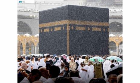 Umat Islam menunaikan umroh di Masjidil Haram, di tengah hujan deras pada bulan suci Ramadhan, di kota suci Mekkah, Arab Saudi, Senin (10/4/2023).