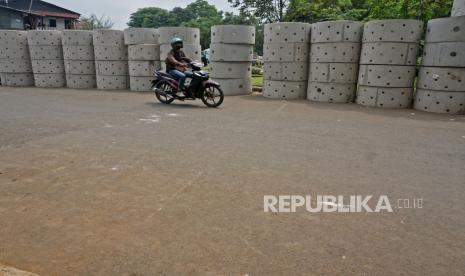 Warga melintas di dekat bius beton drainase vertikal di kawasan Manggarai, Jakarta, Selasa (30/11). Pemprov DKI Jakarta terus menambah titik drainase vertikal di kawasan ibu kota. Penambahan titik drainase vertikal dilakukan pada daerah rawan genangan dan banjir seperti lingkungan dekat pemukiman warga atau jalan raya.Prayogi/Republika.