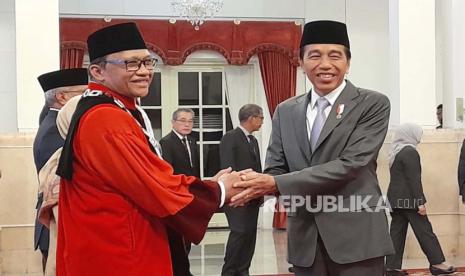 Presiden Joko Widodo (Jokowi) melantik Kepala Badan Narkotika Nasional (BNN) Irjen Marthinus Hukom di Istana Negara, Jakarta, Jumat (8/12/2023). 