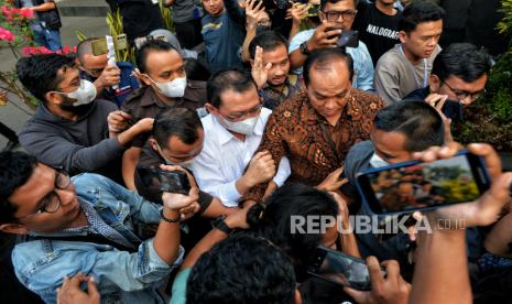 Sekretaris Mahkamah Agung (MA) Hasbi Hasan usai menjalani pemeriksaan sebagai tersangka di Gedung Merah Putih KPK, Jakarta, Rabu (24/5/2023). KPK memutuskan tidak menahan sekretaris MA Hasbi Hasan sebagai tersangka kasus dugaan suap pengurusan perkara setelah menjalani pemeriksaan selama 7 jam. Hasbi ditetapkan sebagai tersangka oleh KPK dalam kasus dugaan suap pengurusan perkara di lingkungan MA dan dilakukan pencegahan untuk tidak melakukan berpergian ke luar negeri selama 6 bulan mulai dari 9 Mei hingga 9 November 2023.