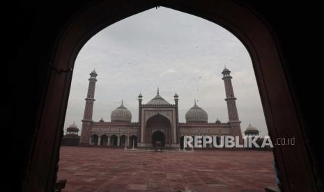  Pemandangan umum masjid Jama Majid yang hampir sepi pada kesempatan Idul Adha karena tetap ditutup untuk umum karena pembatasan Covid-19 di Kawasan Lama Delhi, India, 21 Juli 2021. Idul Adha adalah yang paling suci dari dua hari raya umat Islam yang dirayakan setiap tahun, itu menandai ziarah Muslim tahunan (haji) untuk mengunjungi Mekah, tempat paling suci dalam Islam. Muslim menyembelih hewan kurban dan membagi daging menjadi tiga bagian, satu untuk keluarga, satu untuk teman dan kerabat, dan satu untuk orang miskin dan membutuhkan.