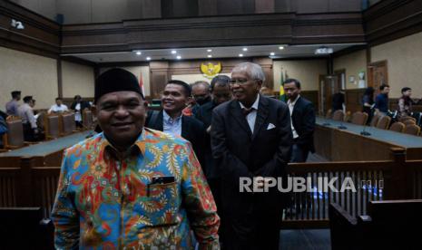 Penasihat hukum terdakwa Lukas Enembe, Petrus Bala Pattyona (kiri) dan OC Kaligis (kanan) saat menghadiri sidang putusan terhadap terdakwa di Pengadilan Tipikor, Jakarta Pusat, Senin (9/10/2023). Majelis Hakim menunda sidang putusan terhadap terdakwa Lukas Enembe dalam kasus dugaan suap dan gratifikasi di Provinsi Papua lantaran terdakwa dalam keadaan sakit. Selain itu majelis hakim juga mengabulkan pembantaran terdakwa di RSPAD terhitung 6 Oktober hingga 19 Oktober 2023.