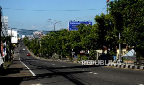 Suasana jalan pada hari pertama Hari Raya Iedul Fitri 1441 H di Jalan Solo, Yogyakarta, Ahad (24/5). Pemerintah Kota (Pemkot) Yogyakarta tetap melakukan berbagai upaya untuk bisa mengendalikan sebaran penularan virus corona dari klaster-klaster yang sudah muncul.