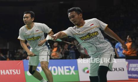 Pebulu tangkis ganda putra Indonesia Mohammad Ahsan dan Hendra Setiawan (kiri).