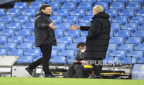  Pelatih Manchester City Josep Guardiola (kanan) dan pelatih Borussia Dortmund Edin Terzic berjabat tangan setelah perempat final Liga Champions UEFA.