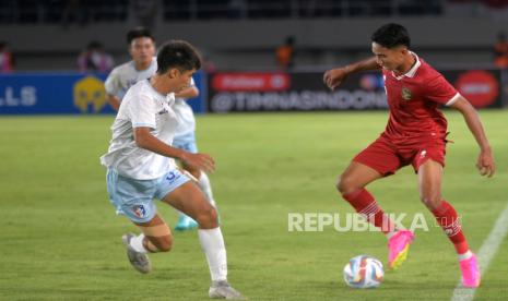 Gelandang timnas Indonesia, Marselino Ferdinand (kanan)