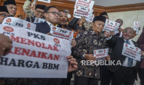 Anggota Fraksi Partai Keadilan Sejahtera DPR membentangkan poster dan melakukan walkout saat Rapat Paripurna ke-4 masa persidangan I tahun 2022-2023 di Kompleks Parlemen, Senayan, Jakarta, Selasa (6/9/2022). Partai Keadilan Sejahtera (PKS) melakukan walkout dari Rapat Paripurna DPR dan membentangkan poster menolak kenaikan harga bahan bakar minyak (BBM). 