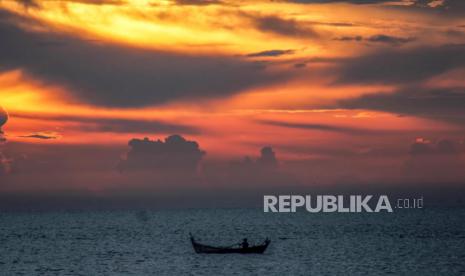 Nelayan memancing dengan perahu. (ilustrasi).