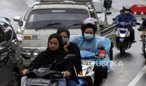 Warga mengendarai sepeda motor tanpa menggunakan helm dan masker di Puncak, Kabupaten Bogor, Jawa Barat, Rabu (9/12/2020). Dilansir oleh worldometers.info, kasus COVID-19 di seluruh dunia hari ini mencapai 68.538.470 kasus, sementara itu Indonesia berada di posisi 20 dengan jumlah 586.842 kasus dan menjadi negara dengan kasus COVID-19 terbanyak di kawasan Asia Tenggara. 