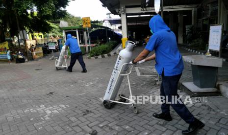 Tenaga kesehatan membawa tabung oksigen untuk pasien Covid-19 di tenda darurat khusus Covid-19 Rumah Sakit Umum Pusat (RSUP) Dr Sardjito, Yogyakarta, Ahad (4/7). Posko Dukungan Operasi Satgas COVID-19 BPBD DIY mengonfirmasi sebanyak 63 pasien di RSUP Dr Sardjito Yogyakarta meninggal dunia dalam sehari semalam pada Sabtu (3/7) hingga Ahad (4/7) pagi akibat menipisnya stok oksigen.