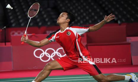 Pebulutangkis tunggal putra Indonesia Anthony Sinisuka Ginting mengembalikan kok ke arah tunggal putra China Chen Long dalam semifinal Olimpiade Tokyo 2020 di Musashino Forest Sport Plaza, Tokyo, Jepang, Ahad (1/8/2021). 