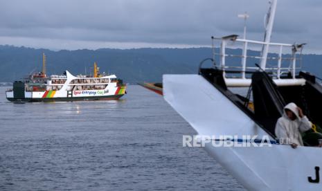 PT ASDP Indonesia Ferry (Persero) memastikan telah mempersiapkan prasarana dan sarana layanan penyeberangan guna mendukung perhelatan Presidensi G20 yang akan berlangsung di Bali pada 15 dan 16 November 2022. Corporate Secretary ASDP Indonesia Ferry Shelvy Arifin mengatakan saat ini pintu masuk di Bali diperketat dan ASDP menyiagakan 48 kapal.