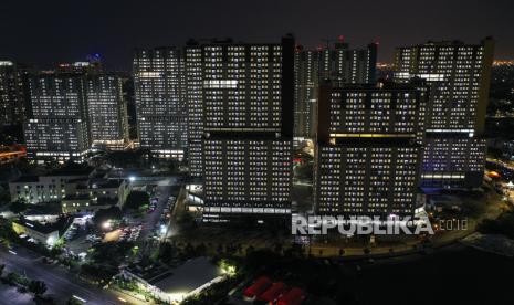 Foto aerial suasana Rumah Sakit Darurat Penanganan COVID-19 Wisma Atlet Kemayoran, di Jakarta, Kamis (10/9/2020). Penyalaan lampu-lampu di Wisma Atlet bukan berarti semua tower terisi pasien COVID-19 tapi menjadi simbol kesiapan Wisma Atlet menghadapi semakin tingginya kasus positif di Ibu Kota, sementara itu  Pemerintah Provinsi DKI Jakarta akan kembali memberlakukan pembatasan sosial berskala besar (PSBB) total mulai 14 September 2020. 