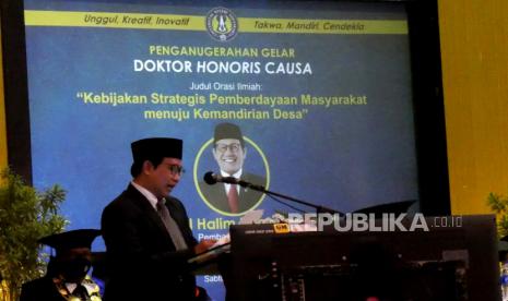 Menteri Desa, Pembangunan Desa Tertinggal dan Transmigrasi, Abdul Halim Iskandar menyampaikan orasi ilmiah saat penganugerahan gelar Doktor Honoris Causa dari Universitas Negeri Yogyakarta di Yogyakarta, Sabtu (11/7). Pemberian gelar Doktor Honoris Causa ini kepada Mendes atas peran mengembangkan desa. Sejak duduk di DPRD hingga menjadi menteri.