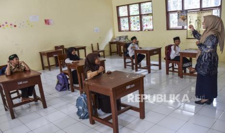 Siswa kelas III dan IV mengikuti kegiatan belajar mengajar di SD Negeri 3 Panaragan, Desa Panaragan, Kecamatan Cikoneng, Kabupaten Ciamis, Jawa Barat, Jumat (19/7/2024).