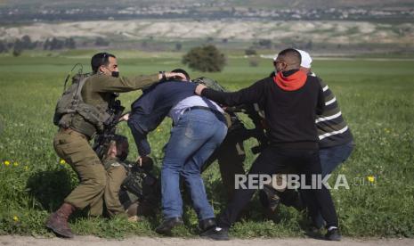 AS Tentang Penyelidikan Kejahatan Perang di Palestina. Pengunjuk rasa Palestina bentrok dengan tentara Israel selama protes menentang penghancuran tenda dan bangunan lain di dusun Badui Palestina, dekat Ein Sukkot di Lembah Jordan, Sabtu, 27 Februari 2020.