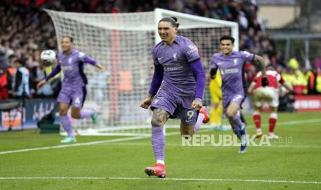 Darwin Nunez dari Liverpool merayakan gol kemenangan dalam pertandingan Liga Premier Inggris antara Nottingham Forest dan Liverpool FC, di Nottingham, Inggris, Sabtu (2/3/2024) malam.