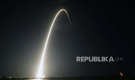 Dalam foto paparan waktu ini, roket SpaceX Falcon 9 dengan gelombang ke-25 dari sekitar 60 satelit untuk jaringan broadband Starlink SpaceX lepas landas dari Space Launch Complex 40 di Stasiun Angkatan Luar Angkasa Cape Canaveral di Cape Canaveral, Florida, Rabu malam, 28 April 2021.