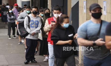 Anggota antrean publik untuk mengikuti tes COVID-19 di Sydney. Lambatnya program suntikan dosis penguat (booster) vaksin Covid-19 bisa memicu gelombang baru