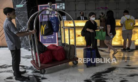 Pengunjung beraktivitas di Hotel Aston Pasteur, Jalan Dr Djunjunan, Sukajadi, Kota Bandung, (ilustrasi). PHRI Jabar mengungkapkan terdapat 245 hotel di wilayah Bandung yang cemas dengan kebijakan itu.