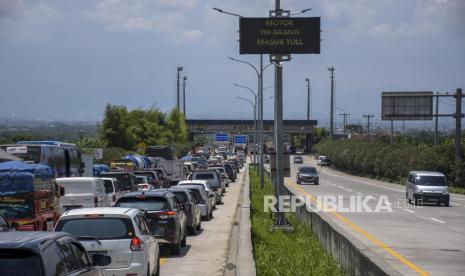 Sejumlah kendaraan antre untuk memasuki Gerbang Tol Soreang-Pasir Koja (Soroja) di Soreang, Kabupaten Bandung, Jawa Barat, Sabtu (18/3/2023). Menteri Pekerjaan Umum dan Perumahan Rakyat Basuki Hadimuljono telah menyetujui pemberian diskon sebesar 20 persen untuk tarif tol di Pulau Jawa selama arus mudik dan balik lebaran 2023. 