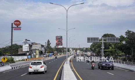 Kendaraan melintas di Jalan Layang (Flyover) Kopo, Jalan Soekarno Hatta, Kota Bandung. (Ilustrasi)