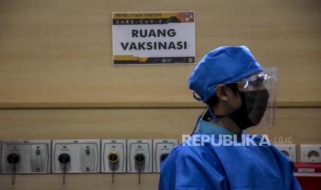 Petugas medis berada di ruang vaksinasi saat simulasi Uji Klinis Vaksin Covid-19 di Rumah Sakit Pendidikan Universitas Padjadjaran, Jalan Prof. Eyckman, Kota Bandung, Kamis (6/8). Simulasi tersebut dilakukan untuk melihat kesiapan tenaga medis dalam penanganan dan pengujian klinis tahap III vaksin Covid-19 yang dimulai pada Selasa (11/8) di Kota Bandung. Foto: Abdan Syakura/Republika