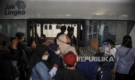 Sejumlah penumpang menaiki bus wisata Transjakarta di Jakarta Pusat, Selasa (10/5/2022). 