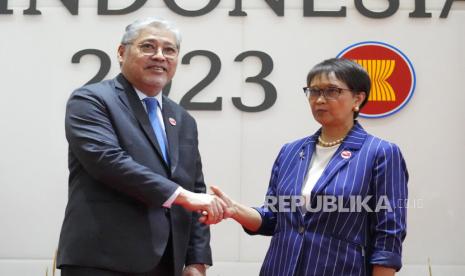 Menteri Luar Negeri RI Retno Marsudimenyapa Menteri Luar Negeri Filipina Enrique Manalo di Sekretariat ASEAN di Jakarta, Indonesia, Jumat, 3 Februari 2023. 