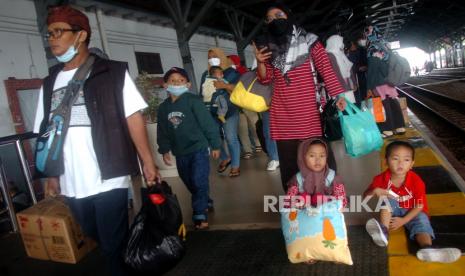 Sejumlah pemudik tiba di Stasiun Kereta Api Tegal, Jawa Tengah, Sabtu (30/4/2022). Menurut Daops IV Semarang, pada H-2 Lebaran volume pemudik dari Jakarta yang turun di Stasiun Tegal menggunakan KA mencapai 3.954 penumpang. 