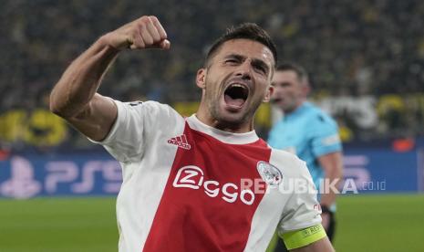 Pemain Ajax Dusan Tadic merayakan setelah mencetak gol pembuka timnya selama pertandingan sepak bola grup C Liga Champions antara Borussia Dortmund dan Ajax Amsterdam di Dortmund, Jerman, Rabu, 3 November 2021.