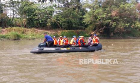 Unsur Forkopimda Kabupaten Sukabumi menelusuri aliran Sungai Cimandiri (ilustrasi).