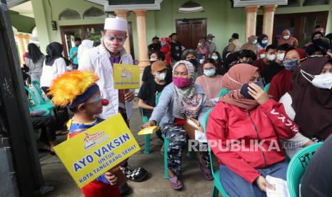 Dua badut  membawa plakat kampanye bertuliskan 