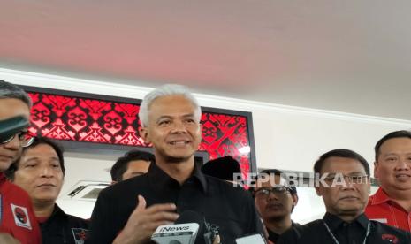 Calon presiden Ganjar Pranowo saat memberikan keterangan pers di Sekolah Partai PDIP, Lenteng Agung, Jakarta Selatan, Sabtu (28/10/2023).