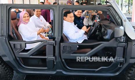 Presiden Jokowi didampingi Menhan Prabowo dan Menteri BUMN Erick Thohir mengunjungi PT Pindad di Kabupaten Malang, Jawa Timur, Senin (24/7/2023).