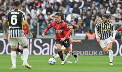 Juventus Manuel Locatelli dan Tijani Reijnders dari Milan beraksi pada pertandingan sepak bola Serie A Italia Juventus FC vs AC Milan di Stadion Allianz di Turin, Italia, Sabtu (27/4/2024) malam WIB. 