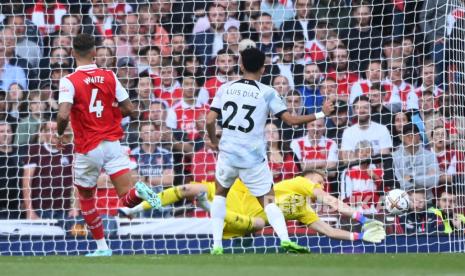 Penjaga gawang Arsenal Aaron Ramsdale (kanan) beraksi melawan pemain Liverpool Luis Diaz (tengah) selama pertandingan sepak bola Liga Premier Inggris antara Arsenal FC dan Liverpool FC di London, Inggris, 09 Oktober 2022.