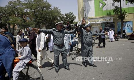 Polisi lalu lintas Afghanistan membersihkan jalan bagi para pejuang Taliban yang berpatroli di Kabul, Afghanistan, Kamis, 19 Agustus 2021. Taliban merayakan Hari Kemerdekaan Afghanistan pada hari Kamis dengan menyatakan bahwa mereka mengalahkan Amerika Serikat.