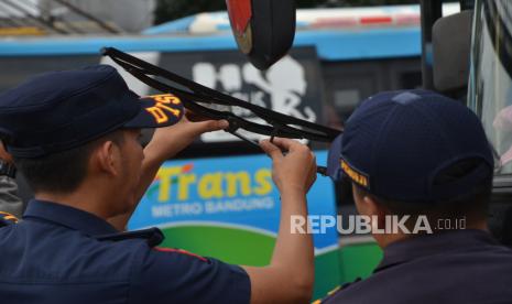 Petugas Dishub Kota Bandung melakukan Ramp Check menjelang arus mudik Lebaran 1445 H di Terminal Cicaheum, Kota Bandung, Jawa Barat, Rabu (3/4/2024). Ramp check dilakukan agar kendaraan laik jalan dan memberikan pelayanan terbaik pada penumpang. Dalam Ramp check dilakukan pengecekan tekanan angin ban, uji setir, kelengkapan surat-surat, dan lain sebagainya. Selain itu, klakson telolet dilarang untuk digunakan bus.