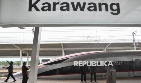 Kereta cepat Whoosh saat berhenti di Stasiun Whoosh Karawang, Kabupaten Karawang, Jawa Barat, Selasa (24/12/2024).  Stasiun Whoosh Karawang mulai dioperasikan dengan melayani 20 jadwal kereta dan ditargetkan dapat menambah jumlah penumpang 3.000-5.000 per hari dari total saat ini yang mencapai 20.000 penumpang per hari. 