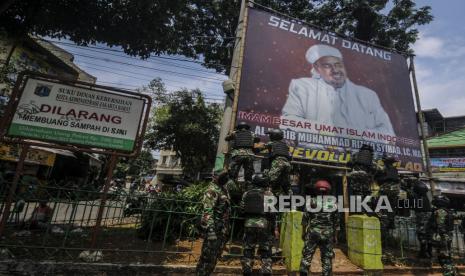 Sejumlah anggota TNI saat menertibkan spanduk Habib Rizieq Shihab di kawasan Petamburan, Jakarta, Jumat (20/11). Pangdam Jaya Mayjen TNI Dudung Abdurachman hari ini menyebutkan, pihaknya telah menertibkan setidaknya 900 spanduk dan baliho yang menampilkan gambar Rizieq Shihab. (ilustrasi) 