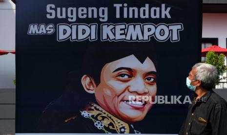 Warga melewati poster ucapan duka cita untuk mengenang penyanyi campursari Dionisius Prasetyo atau Didi Kempot yang meninggal dunia di Solo, Jawa Tengah, Selasa (5/5/2020). Didi Kempot meninggal dunia saat menjalani perawatan di Rumah Sakit Kasih Ibu, Solo, Selasa (5/5/2020), dan rencananya akan dimakamkan di tempat kelahiran Ngawi, Jawa Timur