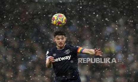 Declan Rice dari West Ham menyundul bola saat pertandingan sepak bola Liga Premier Inggris antara Manchester City dan West Ham United di stadion Etihad di Manchester, Inggris, 28 November 2021.