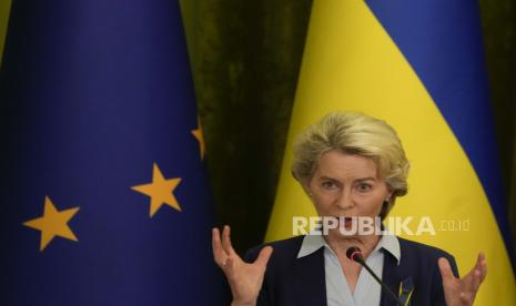 Presiden Komisi Eropa Ursula von der Leyen berbicara dalam konferensi pers bersama dengan Presiden Ukraina Volodymyr Zelenskyy di Kyiv, Ukraina, Sabtu, 11 Juni 2022. Von der Leyen melakukan kunjungan keduanya ke Ukraina sejak Rusia menginvasi tetangganya. Dia adalah salah satu pemimpin Eropa pertama yang pergi ke Ukraina selama perang.