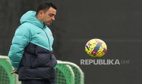 Pelatih Barcelona, Xavi Hernandez. Barcelona resmi mengontrak penggawa LA Galaxy, Julian Araujo, secara permanen. Itu sesuai target pelatih Barca Xavi Hernandez yang butuh seseorang dengan kemampuan teknis mumpuni di area bek kanan. 