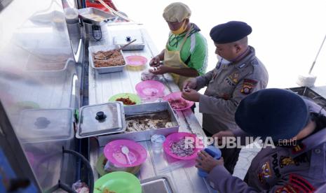 Anggota Taruna Siaga Bencana (Tagana) dan polisi menyiapkan makanan di dapur umum di Desa Tilote, Kabupaten Gorontalo, Gorontalo, Kamis (16/4/2020). Dinas Sosial Provinsi Gorontalo membuka dapur umum yang menyiapkan makanan bagi masyarakat kurang mampu terdampak pandemi virus Corona (COVID-19)