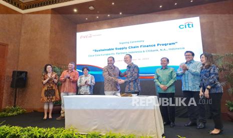 Citi Indonesia atau Citibank dan Coca-Cola Europacific Partners Indonesia (CCEP Indonesia) melakukan penandatanganan kesepakatan Pembiayaan Rantai Pasok Berkelanjutan atau Sustainable Supply Chain Finance (SSCF) di Jakarta, Senin (16/10/2023). 